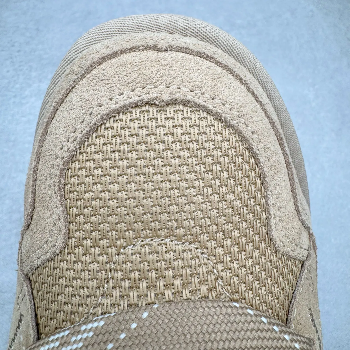 Pick up locally💰640 UGG 4032 Meyer autumn and winter sheepskin and fur integrated snow boots. All shoes are made of ZP from the same factory. Longfeng A-grade Australian imported sheepskin and fur integrated. Men's and women's boots brand OEM production line fully follows the ZP process. OEM original pattern maker adheres to the principle of no original shoes and no development selection. Pay attention to every detail. The most authentic version on the market TREADLITE "Light Wing" technology outsole Lightweight/durable/flexible/pile size: 35 36 37 38 39 40 41 42 43 44 45 Coding: by3936030